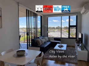 BEAUTIFUL CITY VIEWS CLOSE CITY AIRPORT FREE WINE